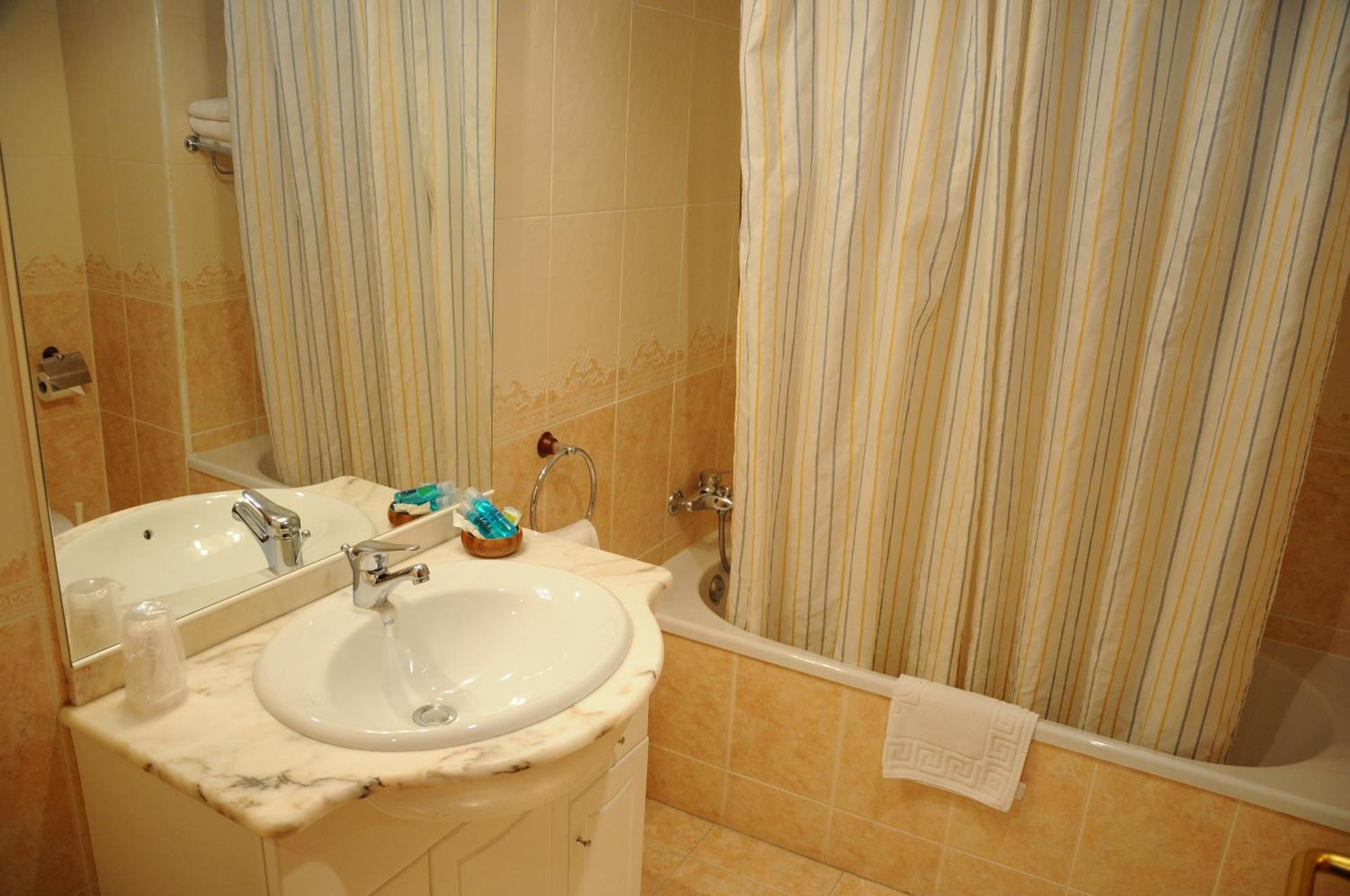 Hotel Arnal Escalona Екстериор снимка